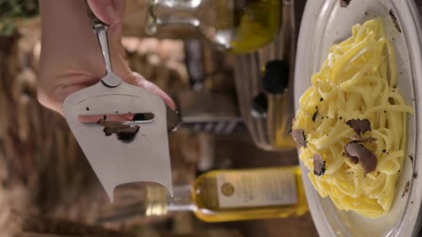 Häll Och Smula Den Doftande Svarta Tryffeln Ovanpå Tagliatelle Pastan — Stockvideo