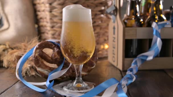 Oktoberfest Bier Schuimig Bier Wordt Een Glas Gegoten Het Decor — Stockvideo