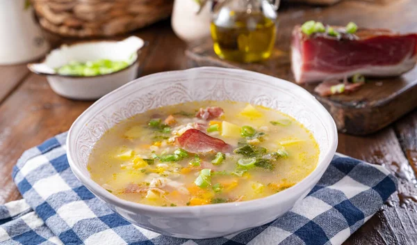 barley soup, zuppa di orzo. Zuppa tradizionale con pancetta e orzo nel nord italia, Trento. Cucina contadina, tipica delle Alpi.