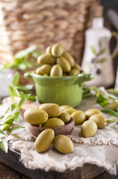 Aceitunas Verdes Grandes Una Taza Sobre Una Mesa Madera Aceitunas Imagen De Stock