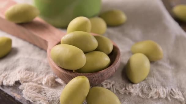 Große Grüne Oliven Einer Tasse Auf Einem Holztisch Italienische Oliven — Stockvideo