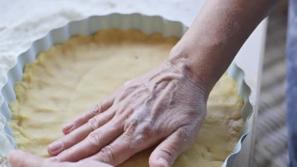 女人的手与面团 一个人从薄饼中准备自制的糕点 在她的手中是一个模子和面粉 有皱纹的成年人的手4K镜头 — 图库视频影像