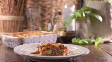 Pestoyla lazanya. İtalyan yemeği, hamur içinde ıspanak, ragu, et sosu, beşamel ve parmesan peyniri olan ev yapımı yeşil lazanya. İtalya 'da yemek atmosferi. 