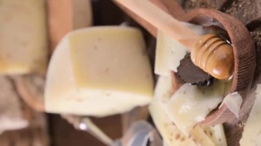Mantarlı Pecorino peyniri, geleneksel İtalyan koyunu sütlü peynir ve mantar. Tuscany ve Sardinya 'nın süt ürünlerinin tipik bir ürünü. Bal ve peynir. Yüksek kaliteli HD video