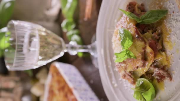 Italiaanse Lunch Zelfgemaakte Groene Lasagne Met Spinazie Het Deeg Ragu — Stockvideo