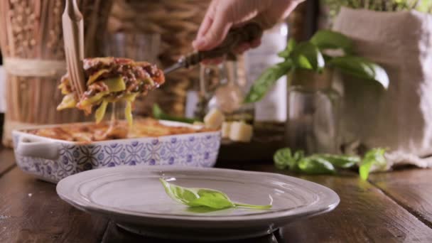 Italiaanse Lunch Zelfgemaakte Groene Lasagne Met Spinazie Het Deeg Ragu — Stockvideo