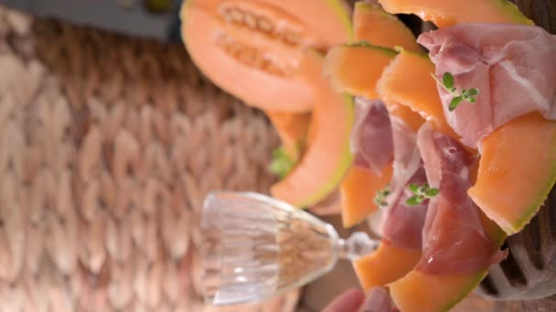 이탈리아의 프로슈 투토는 멜론으로 전통적 조각들 수박에 감싸여 있습니다 식욕을 — 비디오
