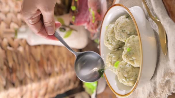 North Italian Traditional Dish Canederli Knodel Broth Green Onion Typical — Vídeo de Stock