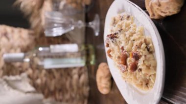 Porcini mantarlı risotto. Porcini mantarlı risotto. Tipik İtalyan yemeği. Parmesan soslu beyaz pirinç. Akşam yemeği için Antipasto. Yüksek kalite 4K görüntü. Dikey