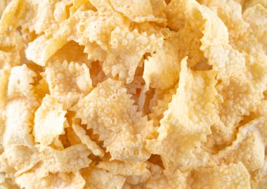 Sfrappole, chiachiere veya melek kanatları. İtalyan Karnavalı ve tipik yemekler. Geleneksel tatlı, çıtır çıtır, bol yağda kızartılmış ve üzerine toz şeker serpiştirilmiş.. 