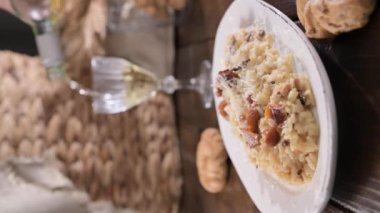 Porcini mantarlı risotto. Tipik İtalyan yemeği. Parmesan soslu beyaz pirinç. Akşam yemeği için Antipasto. Dikey video