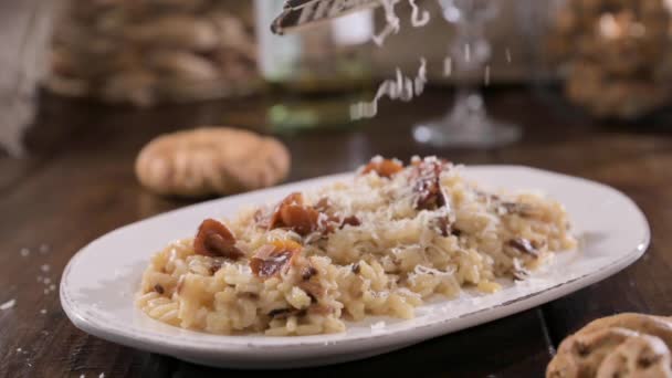 Різото Порциновим Грибом Типова Італійська Їжа Білим Рисом Грибами Пармезанському — стокове відео