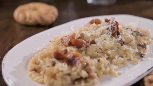Risotto Grzybami Wieprzowinymi Typowe Włoskie Jedzenie Biały Ryż Grzybami Sosie — Wideo stockowe