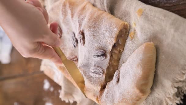 与苹果斗争 意大利北部特伦托的一个典型的甜糕点派与苹果 在松饼 洒粉糖 — 图库视频影像