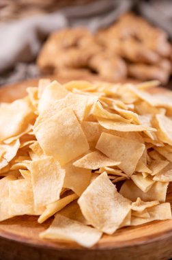 Ekmek cipsi, aperatifler için tipik bir aperatif Güney İtalya ve Sardunya 'da akşam yemeği. İnce pişmiş buğday unu dilimleri. Yüksek kalite fotoğraf