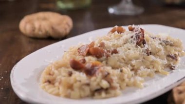 Porcini mantarlı risotto. Tipik İtalyan yemeği. Parmesan soslu beyaz pirinç. Akşam yemeği için Antipasto. 