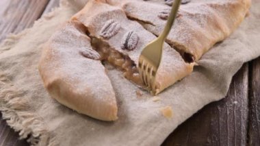 Elmalı çörek. Kuzey İtalya 'da, Trento' da tipik bir tatlı hamur işi. Elmalı, tarçınlı, fındıklı, pudra şekerli turta. 4k görüntü
