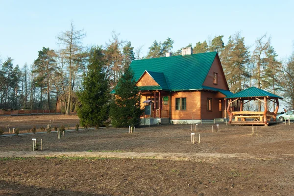 Drewniany dom w kraju — Zdjęcie stockowe