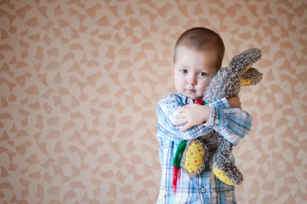 Little boy is holding his teddy  rabbit — Stock Photo, Image