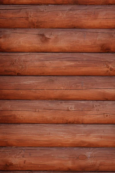 Väderbitna trä loggar med naturliga bakgrund. — Stockfoto