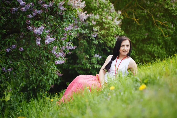 Lila ile çayır üzerinde güzel genç esmer kadın — Stok fotoğraf