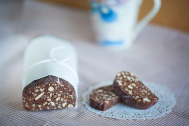 bir tabloda bisküvi çikolata salamı