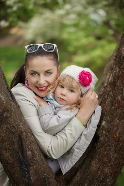 Retrato encantadora mamá y su hija en cálido día de primavera —  Fotos de Stock