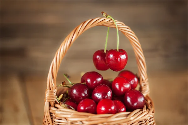 Cerejas doces maduras na cesta de vime — Fotografia de Stock