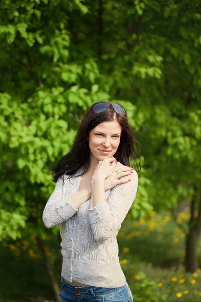 Mooie vrouw in de natuur en de frisse lucht. — Stockfoto