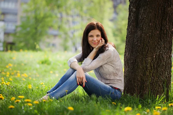 Joven mujer hermosa, sobre la naturaleza de fondo verde verano. — Stockfoto