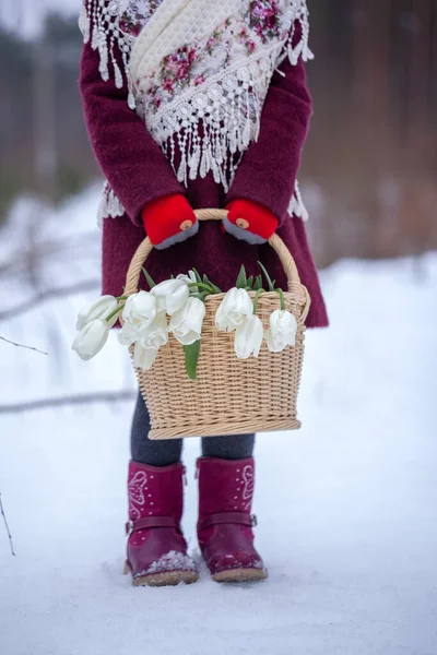 Милая Маленькая Девочка Держит Корзину Белых Тюльпанов Зимнем Лесу — стоковое фото