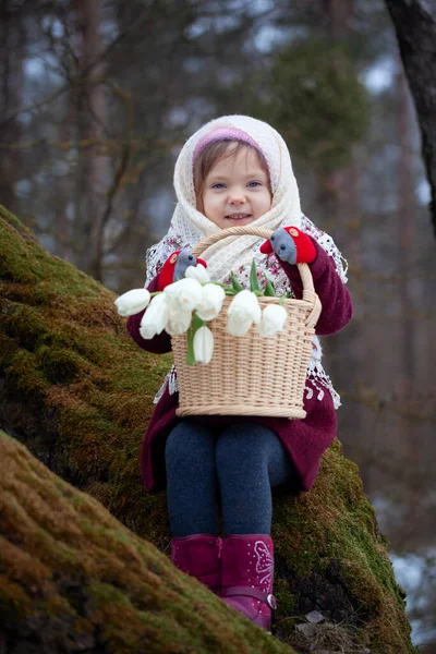 Cute Little Girl Gospodarstwa Kosz Pełen Białych Tulipanów Lesie Zimowym — Zdjęcie stockowe