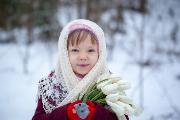 Закрыть Зимний Портрет Очаровательной Маленькой Белой Девочки Белыми Тюльпанами Зимнем — стоковое фото