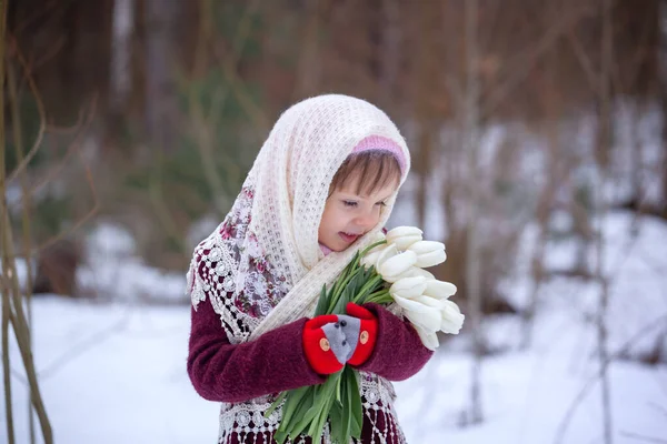Zamknij Zimowy Portret Uroczej Białej Dziewczynki Białymi Tulipanami Parku Zimowym — Zdjęcie stockowe