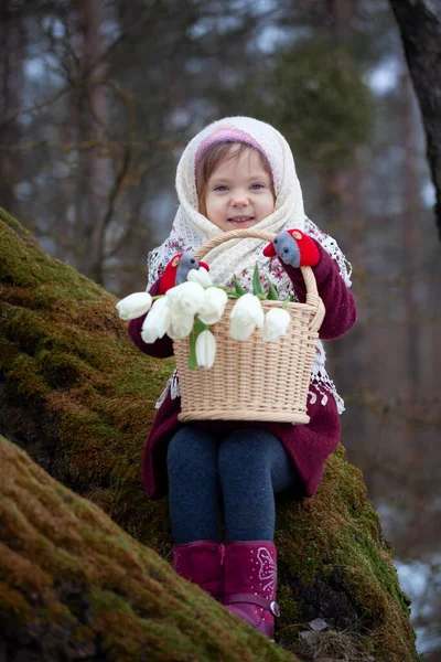 Linda Niña Sosteniendo Una Cesta Llena Tulipanes Blancos Bosque Invierno Imagen De Stock