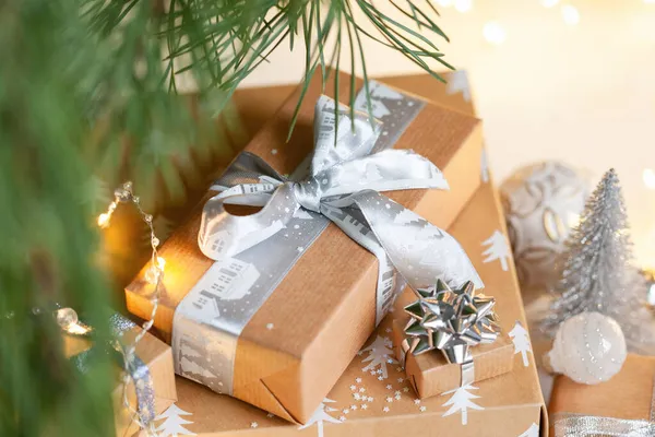 リビングルームの家のインテリアでクリスマスツリーの下で祭りの廃棄物のギフトボックス 親戚への贈り物の準備 新年の休日居心地の良い 気分お祝いのコンセプト — ストック写真