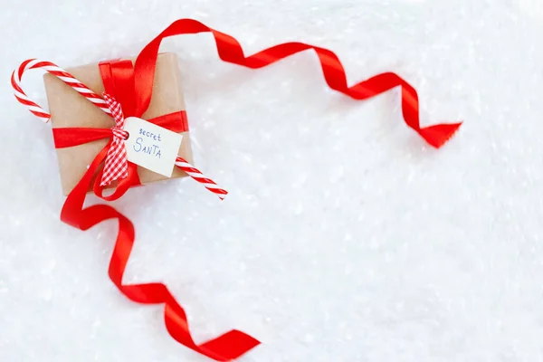 Feestelijke Geschenkdoos Met Rode Strik Label Voor Secret Santa Kerst — Stockfoto