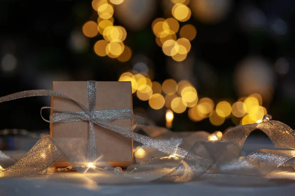 Feestelijke Kerstgeschenkdoos Met Zilveren Lint Dakondergrond Met Bokeh Eenvoudige Ambachtelijke — Stockfoto