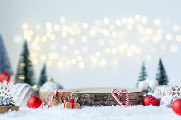 有装饰圣诞树 礼品盒和节日宴会背景球的空木制讲台 圣诞及新年模拟展示及产品展示地点 — 图库照片