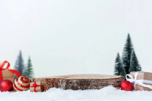 装飾クリスマスツリー ギフトボックスやお祝いのボケの背景にボールと空の木製の表彰台 クリスマスと新年のための場所は プレゼンテーションや製品の表示をモック ロイヤリティフリーのストック写真