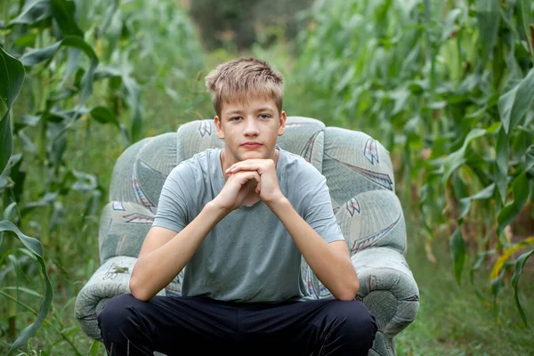 Chlapec Sedí Křesle Poli Venkově Letní Den — Stock fotografie