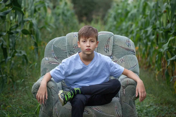 Poważny Chłopiec Siedzący Fotelu Polu Wsi Letni Dzień — Zdjęcie stockowe