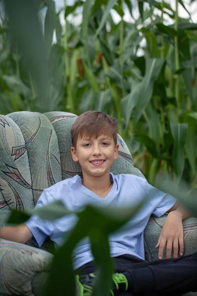 Glimlachende Jongen Zittend Een Fauteuil Een Veld Het Platteland Zomerdag — Stockfoto