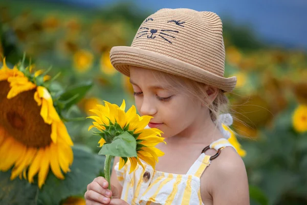 Hasır Şapkalı Tarlada Ayçiçeği Kokan Sevimli Küçük Kız Yaz Sıcacık — Stok fotoğraf