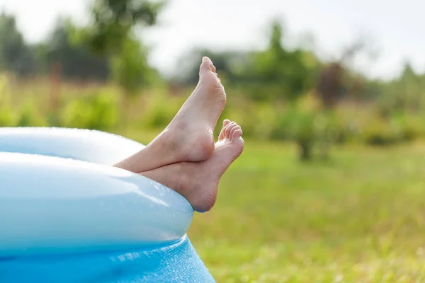 Close Van Blote Voeten Besprenkeld Water Steken Uit Een Opblaasbaar — Stockfoto