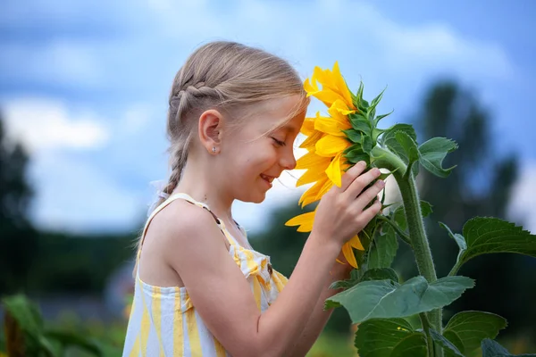 Niña Hermosa Sonrisa Vestido Amarillo Día Verano Sonrisa Girasoles Field —  Fotos de Stock