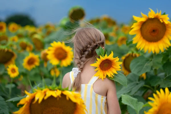 Petite Fille Blonde Dans Chapeau Paille Avec Bouquet Tournesols Arrière — Photo