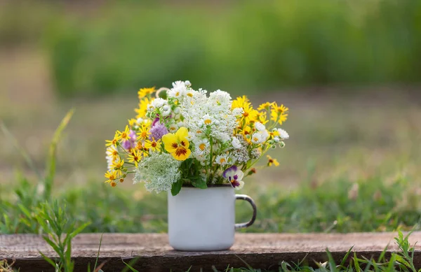 Hermoso Ramo Flores Silvestres Amarillas Taza Blanca Sobre Tabla Madera — Foto de Stock