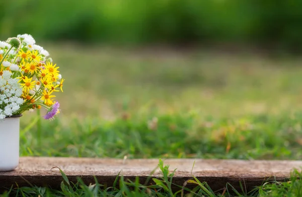 Bellissimi Fiori Selvatici Tazza Bianca Tavolo Legno Sfondo Naturale Concetto — Foto Stock