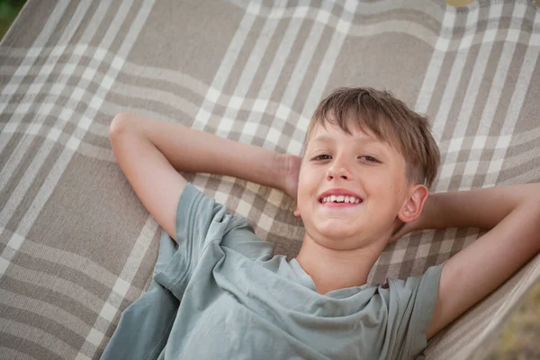 Lächelnder Junge Der Einer Hängematte Liegt Und Sich Einem Sonnigen — Stockfoto